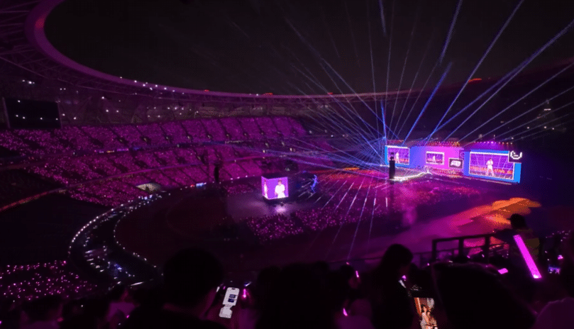 Entre bastidores: Alimentando un concierto para 45.000 personas con soluciones inteligentes de interacción con los fans 2 light stick